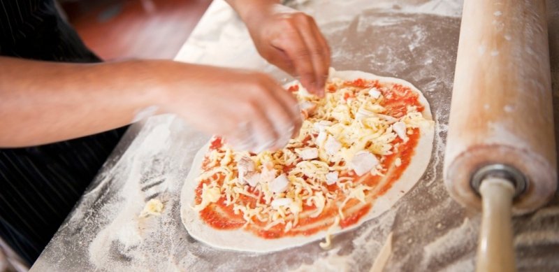 Parceria oferece curso gratuito de Pizzaiolo e Panificação para jovens de 14 a 17 anos 